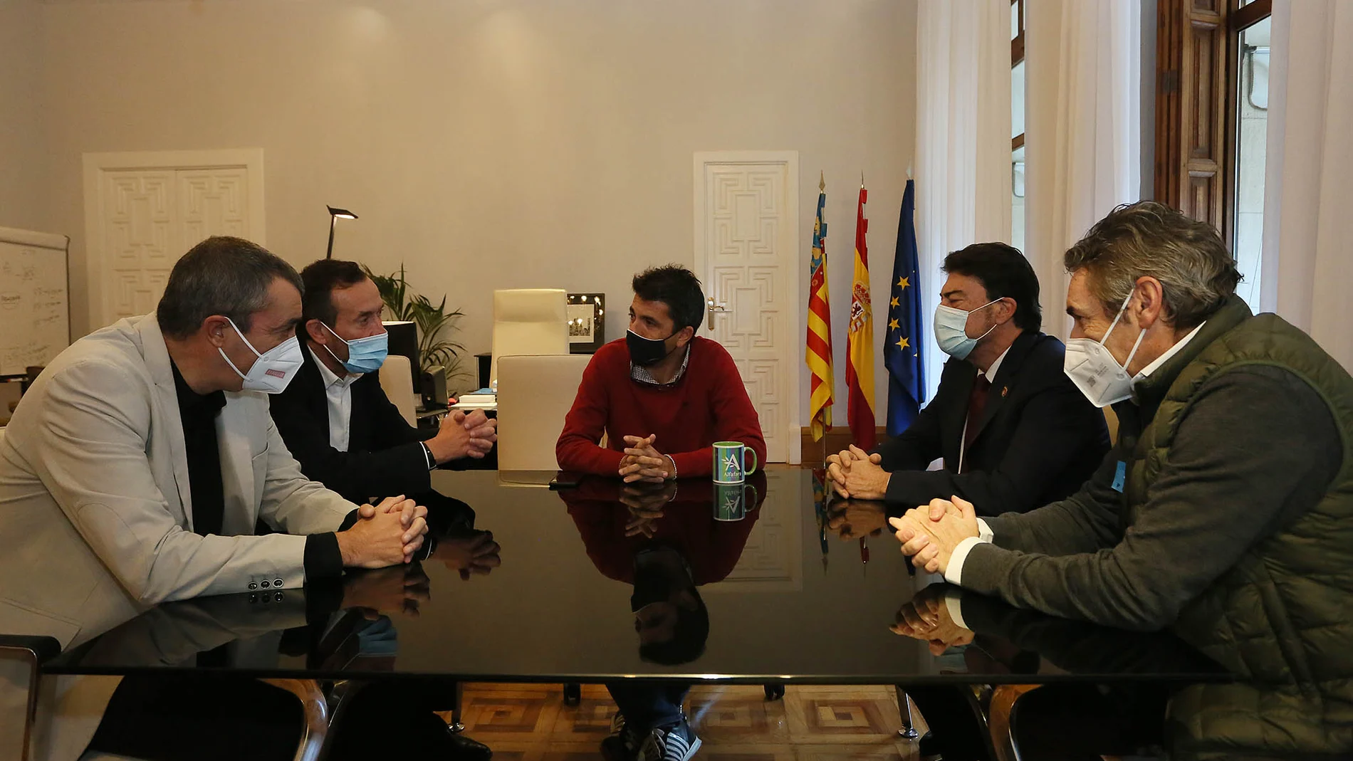 El presidente de la Diputación, Carlos Mazón, se ha reunido esta mañana en el Palacio Provincial con el director general de UNIPUBLIC, Javier Guillén