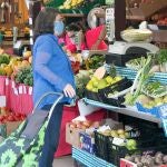 Una mujer comprando en un mercado