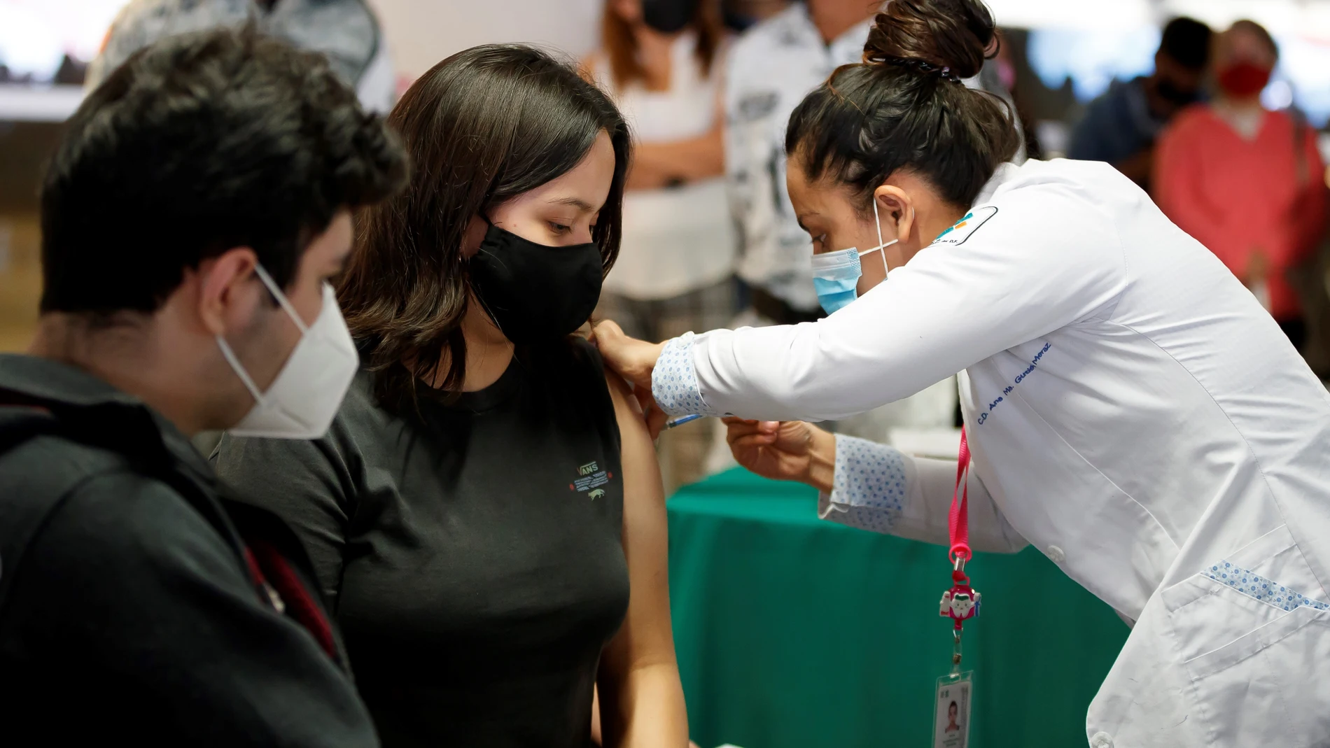Una mujer recibe una vacuna contra la covid-19 hoy, en Ciudad de México (México)