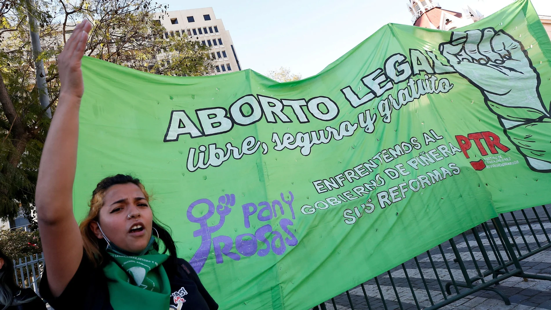 FILE PHOTO: A pro-choice activist shout slogans outside Congress, where lawmakers are discussing a bill that decriminalises abortion until the 14th week of gestation, in Valparaiso, Chile September 28, 2021. REUTERS/Rodrigo Garrido/File Photo