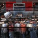 AME1857. SAO PAULO (BRASIL), 01/12/2021.- Decenas de pasajeros desembarcan del tren en la estación Luz hoy, en el centro de Sao Paulo (Brasil). Brasil detectó este martes los primeros casos de la variante ómicron del coronavirus en el país, que suponen además los primeros contagios en Latinoamérica con este linaje del SARS-CoV-2 que ha vuelto a poner en alerta al mundo. EFE/Sebastiao Moreira