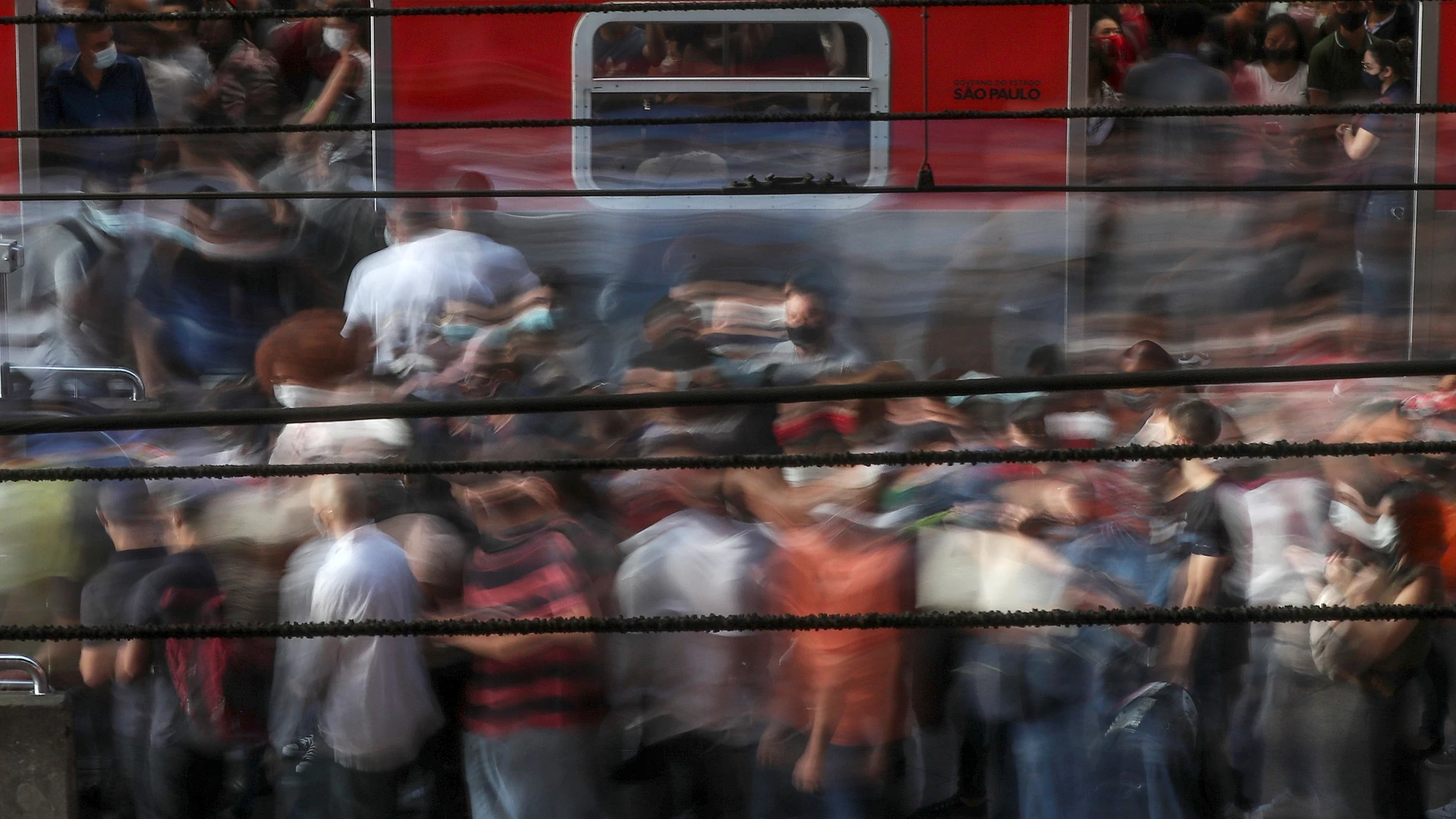 AME1857. SAO PAULO (BRASIL), 01/12/2021.- Decenas de pasajeros desembarcan del tren en la estación Luz hoy, en el centro de Sao Paulo (Brasil). Brasil detectó este martes los primeros casos de la variante ómicron del coronavirus en el país, que suponen además los primeros contagios en Latinoamérica con este linaje del SARS-CoV-2 que ha vuelto a poner en alerta al mundo. EFE/Sebastiao Moreira