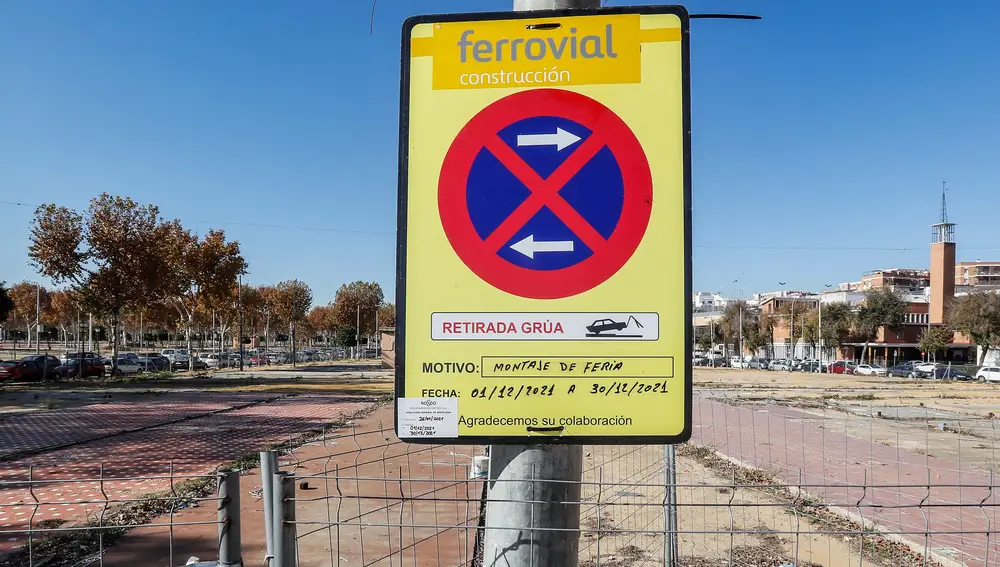 El Ayuntamiento de Sevilla ha comenzado los trabajos para levantar la portada de la Feria de Abril de 2022.EFE/Jose Manuel Vidal