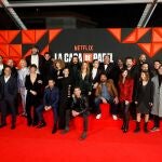 Los miembros de la producción posan este martes durante el pase gráfico y la alfombra roja de "La casa de papel Parte 5 Volumen 2"