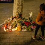 Flores y velas en memoria por las personas fallecidas en el incendio ocurrido en un local ocupado en la Plaza Tetuan de Barcelona