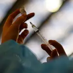 Un sanitario prepara la dosis de la vacuna de Pfizer-BioNTech contra la Covid-19 en un centro de vacunación contra la enfermedad por coronavirus (COVID-19) en Niza