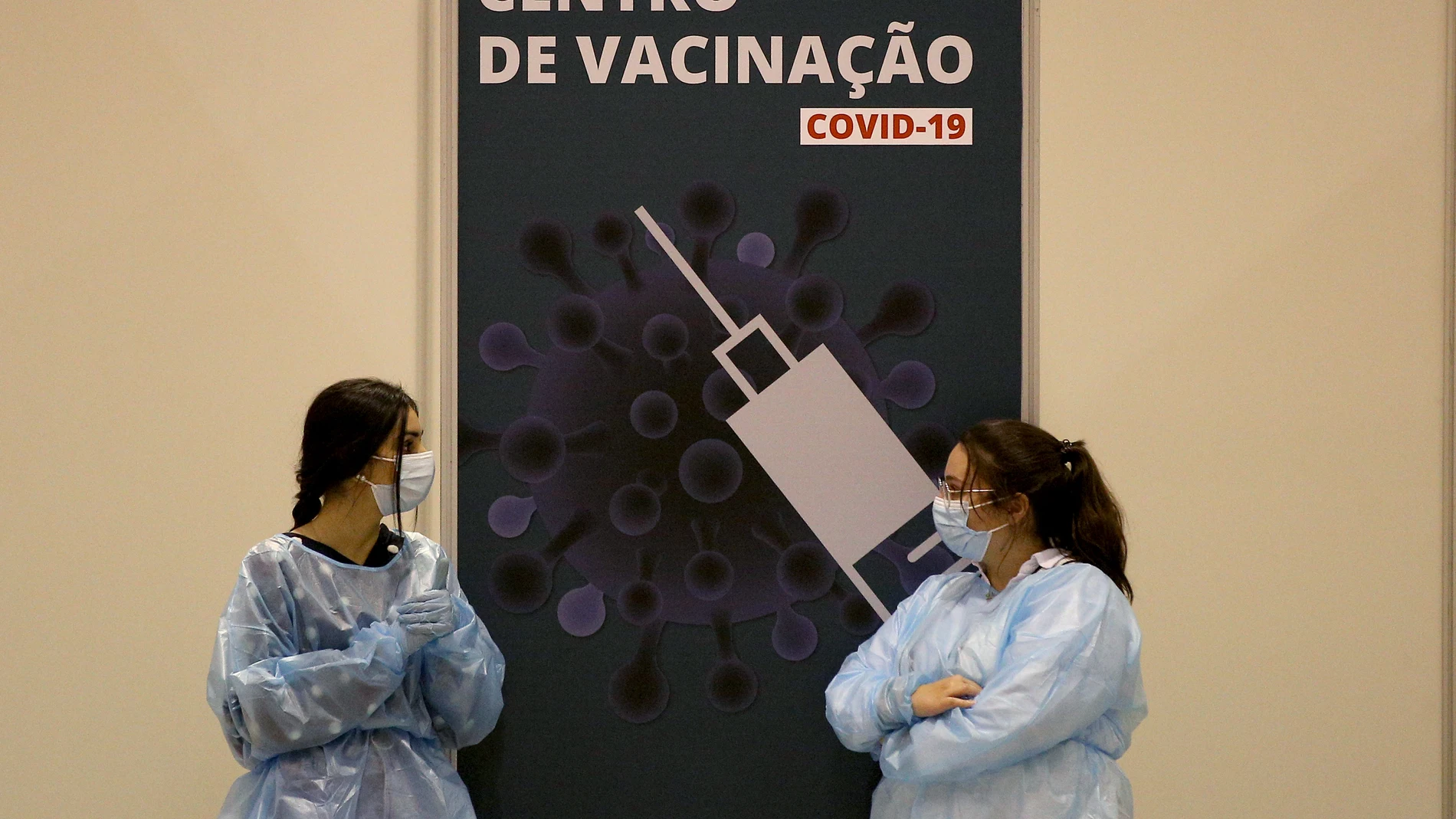 Sanitarios en un centro de vacunación en Lisboa (Portugal)