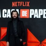MADRID, 30/11/2021.- El actor Álvaro Morte posa este martes durante el pase gráfico y la alfombra roja de "La casa de papel Parte 5 Volumen 2". EFE/ Javier Lizón