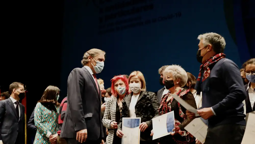 El alcalde de Salamanca, Carlos García Carbayo, asiste al acto homenaje que realiza el Ayuntamiento a las empresas que han colaborado altruistamente con el Consistorio en la lucha contra el COVID-19.