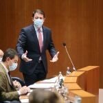 El presidente de ja Junta, Alfonso Fernández Mañueco, responde al socialista Luis Tudanca en el debate parlamentario
