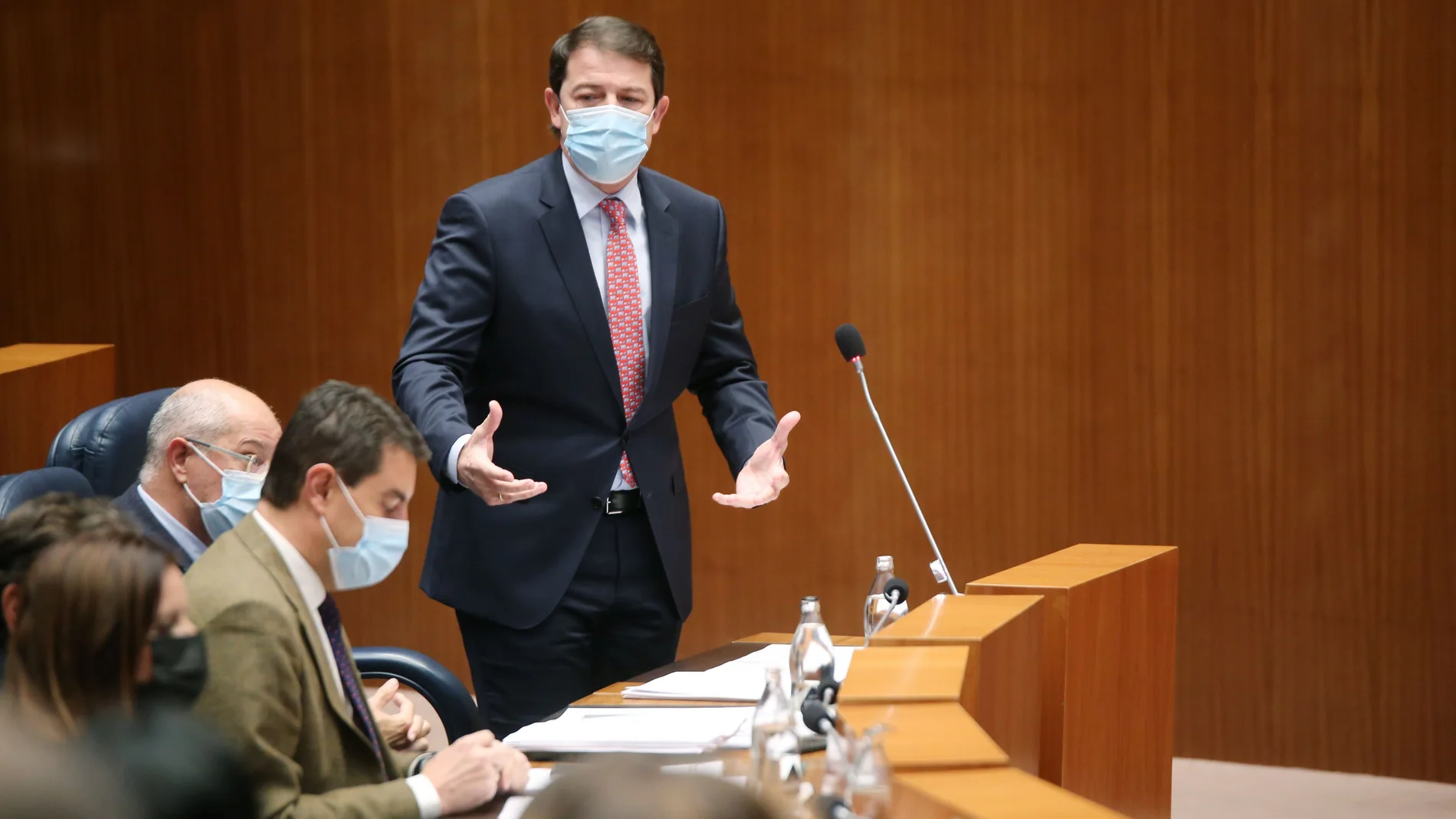 El presidente de ja Junta, Alfonso Fernández Mañueco, responde al socialista Luis Tudanca en el debate parlamentario