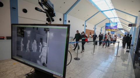 Un escaner térmico mide la temperatura a los pasajeros en la terminal de llegadas del Aeropuerto Internacional Bandaranaike, en Colombo (Sri Lanka)