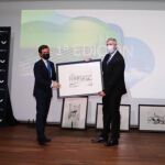 José Vicente de los Mozos recibe uno de los premios de manos de Pablo Casado
