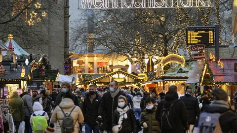 Ambiente en el mercadillo de Dortmund (Alemania), uno de los pocos que ha abierto en el país y que solo permite entrar a vacunados o recuperados de la infección