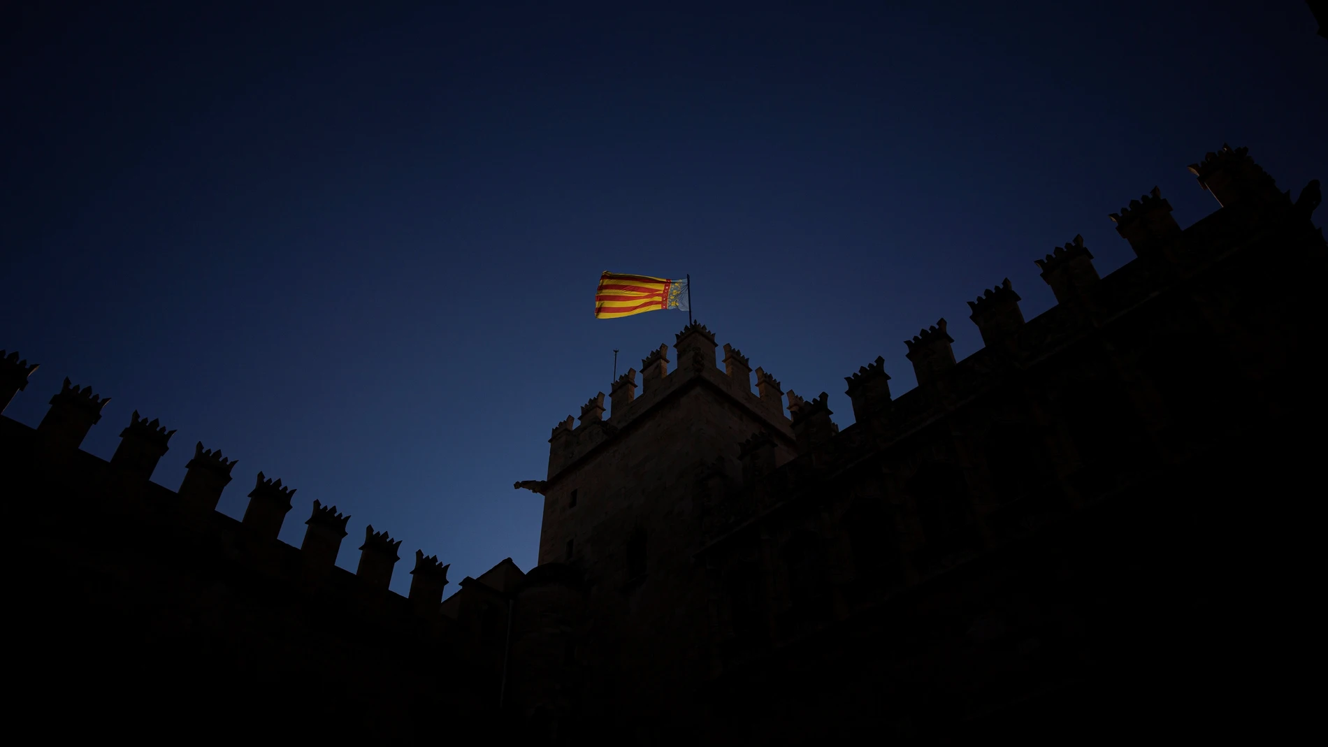 Vista general de la senyera valenciana ondeando sobre la Lonja que cumple el próximo 6 de diciembre su vigésimo quinto aniversario de la declaración como Patrimonio de la Humanidad por la Unesco