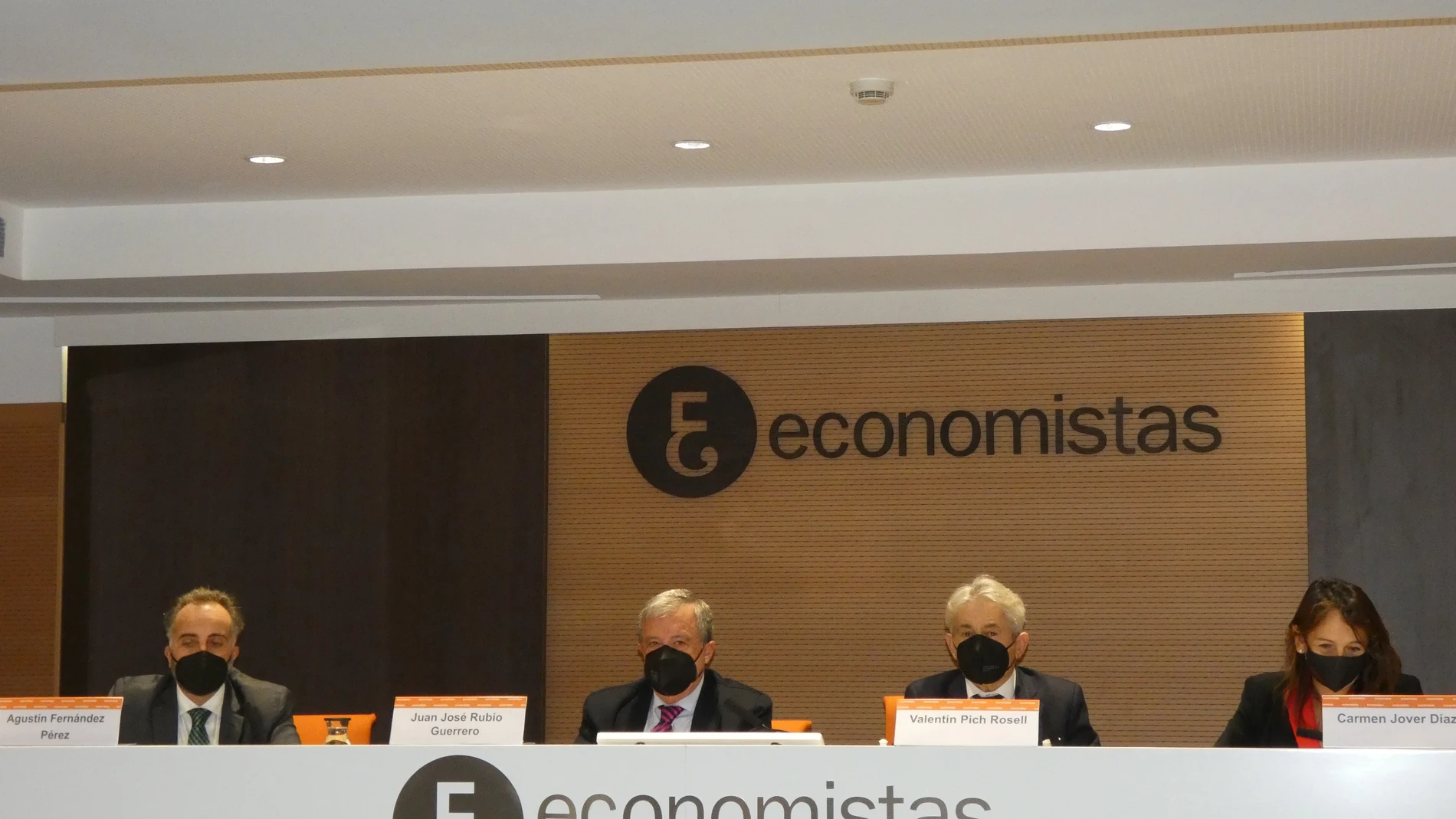 De izquierda a derecha: Agustín Fernández, presidente del REAF-CGE; Juan José Rubio, catedrático de la UCLM; Valentín Pich, presidente del Consejo General de Economistas; y Carmen Jover, vocal del Consejo Directivo del REAF-CGE.