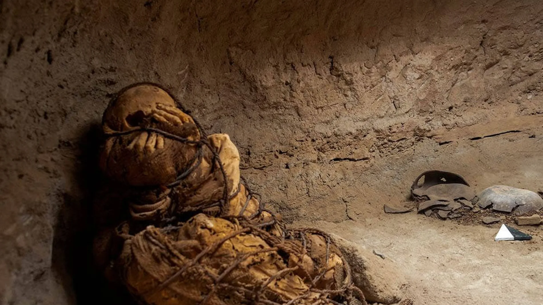 La momia ha sido hallada en el interior de una cavidad funeraria