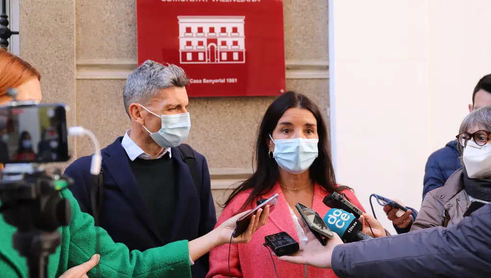 La síndica de Ciudadanos en Les Corts, Ruth Merino, junto el diputado Carlos Gracia, han presentado una queja ante el Síndic de Greuges