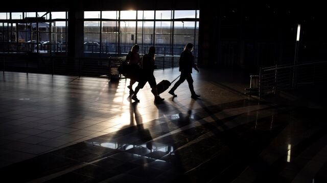 Johannesburg (South Africa), 30/11/2021.- Travelers walk to the check in counters at OR Thambo International Airport as restrictions on international flights from South Africa start to take effect after the announcement by local scientists of the new Omicron variant, Johannesburg, South Africa, 30 November 2021. The South African Department of Health and scientists from the Network for Genomic Surveillance revealed details of a newly detected and highly mutated Covid-19 variant, B.1.1.529 which immediately led to Japan, Israel and the European Union placing stricter measures against South Africans travelling to and from their part of the world. (Japón, Sudáfrica, Johannesburgo) EFE/EPA/KIM LUDBROOK