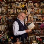 Fernando Savater rodeados de los libros que copan las estanterías de su particular biblioteca