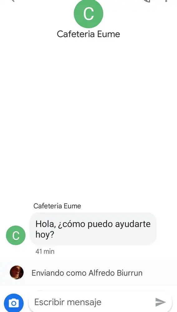 El chat cuenta con confirmación de lectura de mensaje.