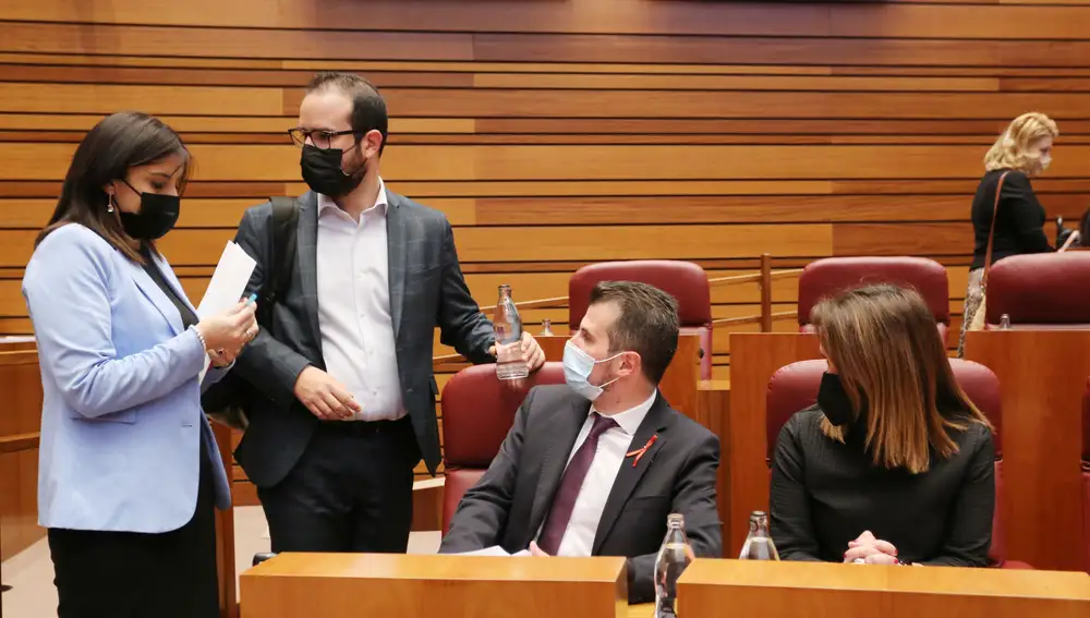 Tudanca conversa desde su escaño con los socialistas Ana Sánchez, Ángel Hernández y Patricia Gómez