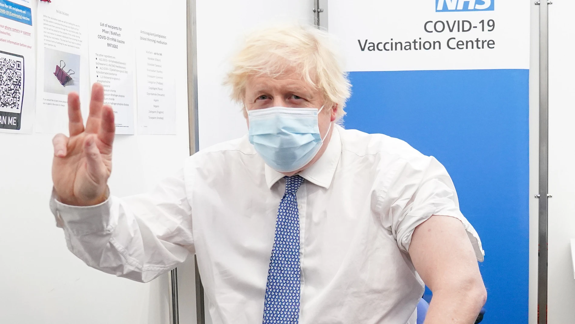 “Fantástico. Muchas gracias”, le dijo Boris Johnson a la enfermera, antes de recibir una placa que decía “He reforzado mi inmunidad” contra el coronavirus
