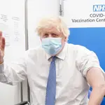 “Fantástico. Muchas gracias”, le dijo Boris Johnson a la enfermera, antes de recibir una placa que decía “He reforzado mi inmunidad” contra el coronavirus