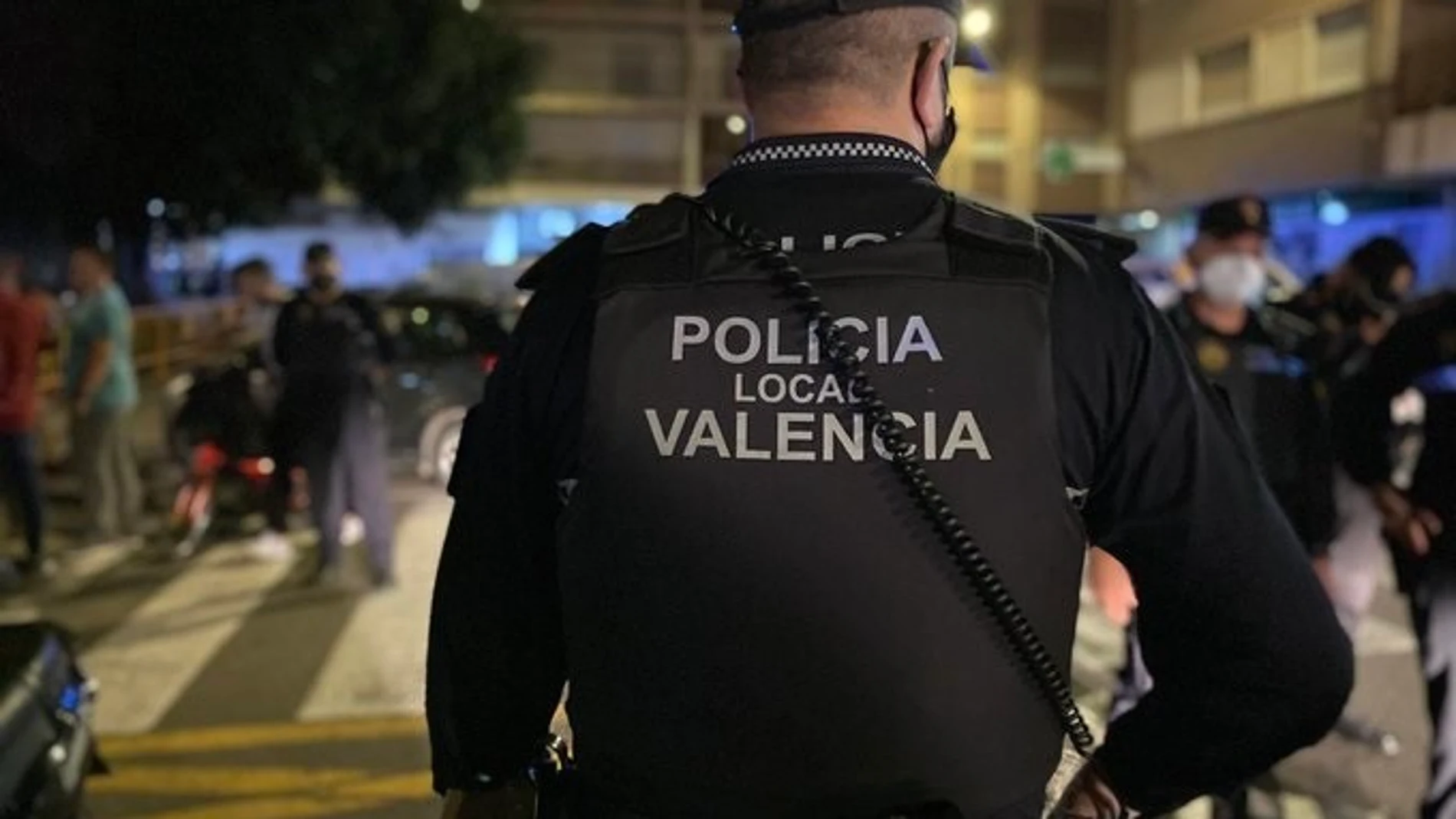Agente de Policía Local de València durante los controles contra el botellón