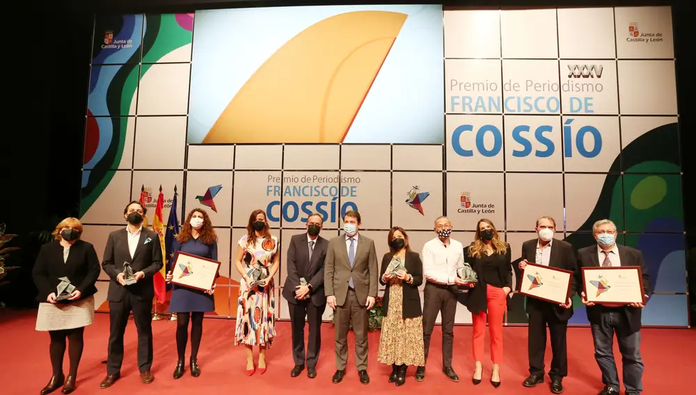 El presidente de la Junta, Alfonso Fernández Mañueco, conversa con los galardonados con los Premios Francisco de Cossio, de la pasada edición
