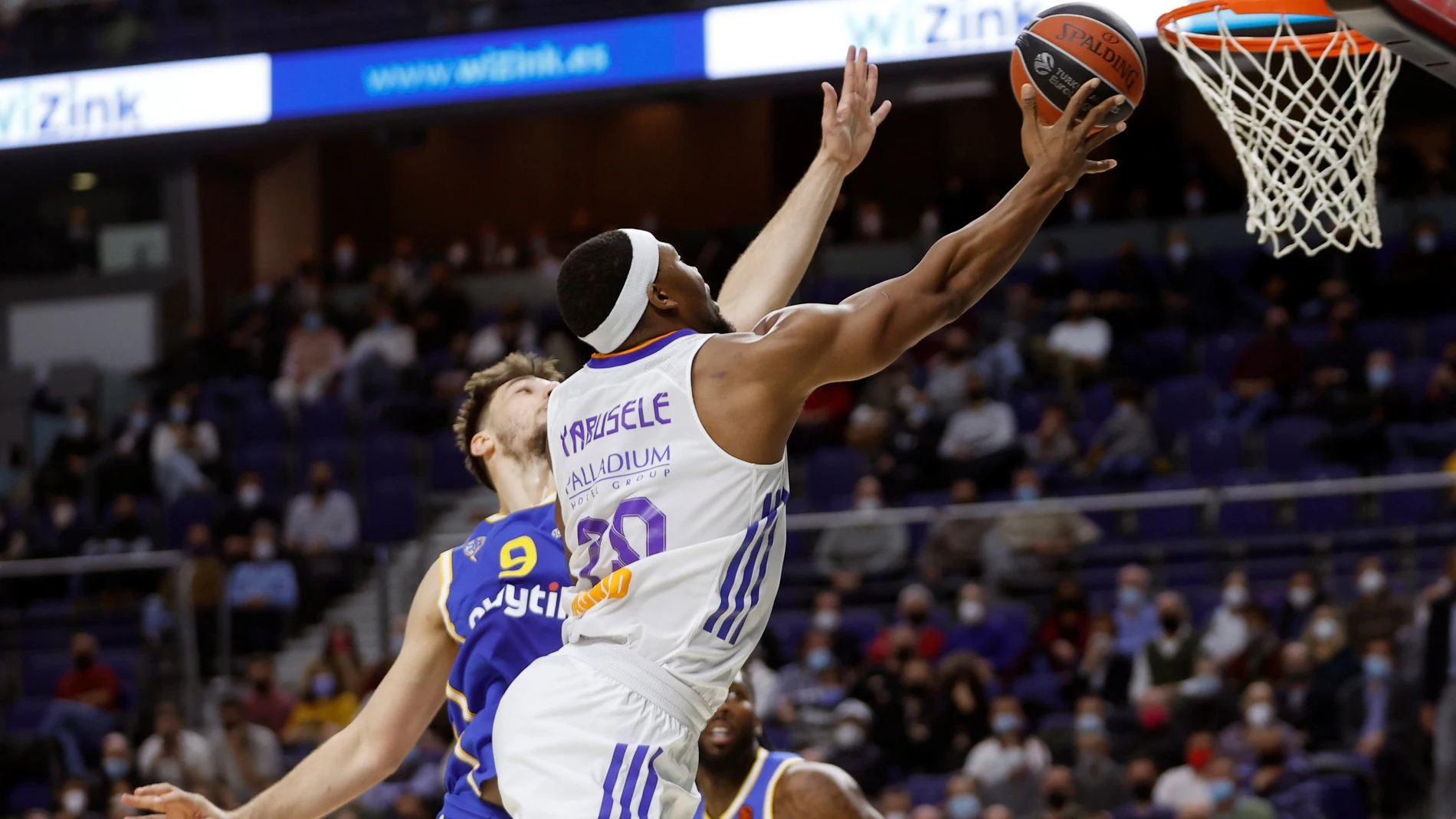 Yabusele se dispone a anotar una bandeja ante la defensa de Sorkin