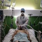 Un sanitario tras un paciente contagiado de Covid en Lyon, Francia