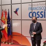 El periodista Ignacio Fernández Sobrino recibe el galardón Francisco de Cossío a la Trayectoria Profesional de menos del presidente de la Junta, Alfonso Fernández Mañueco