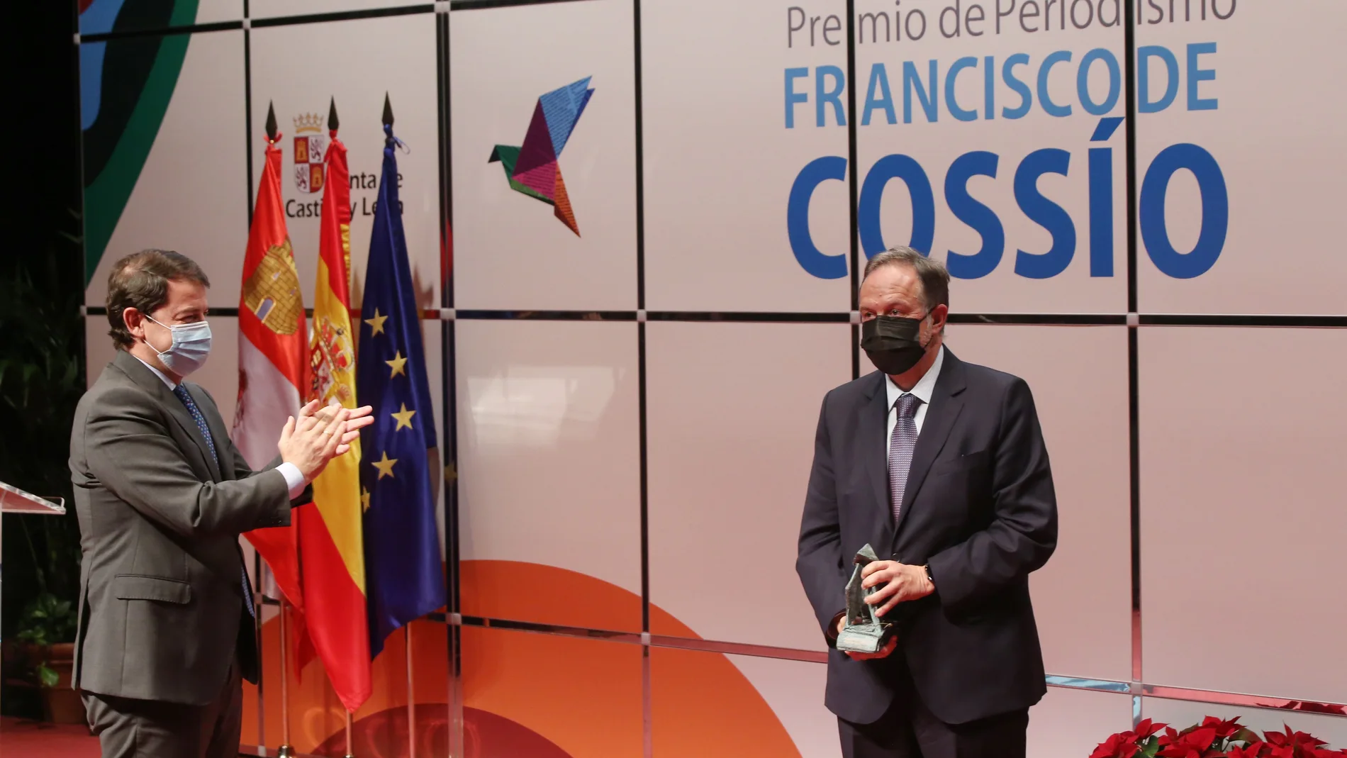 El periodista Ignacio Fernández Sobrino recibe el galardón Francisco de Cossío a la Trayectoria Profesional de menos del presidente de la Junta, Alfonso Fernández Mañueco