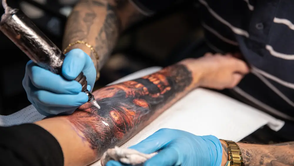 «Black» Sánchez tatúa sobre un brazo el rostro de un zombi