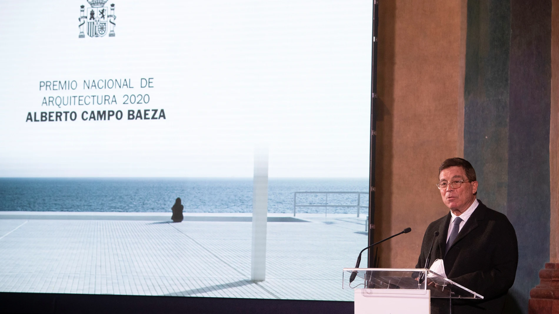 El arquitecto Alberto Campo Baeza tras recibir el Premio Nacional de Arquitectura durante el acto celebrado este jueves en el Oratorio de San Felipe Neri, en Cádiz. EFE/Román Ríos