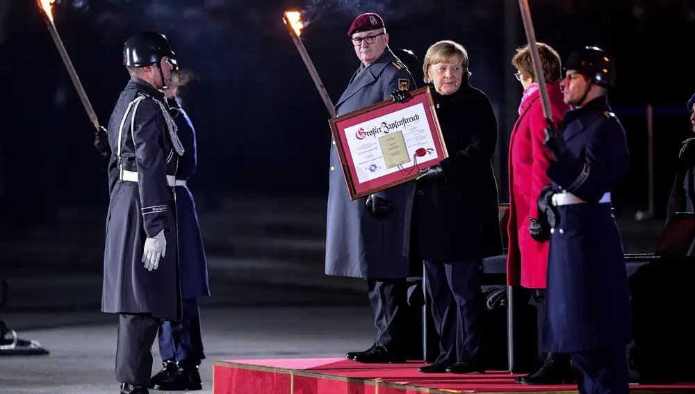 Merkel recibe el Grand Tattoo de las Fuerzas Armadas Alemanas