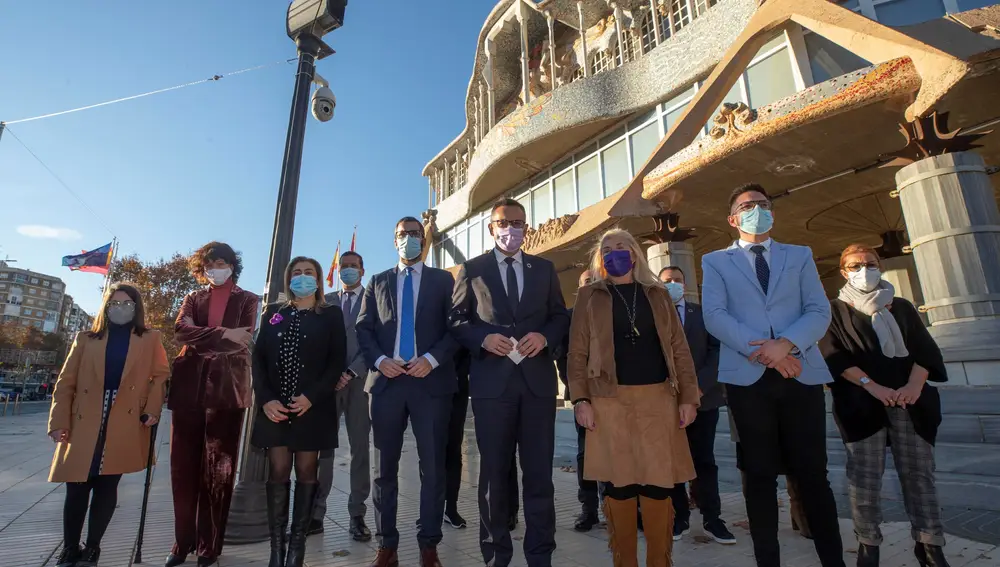 El portavoz del PSOE en la Asamblea Regional de Murcia Diego Conesa (3d), acompañado por los diputados de su grupo