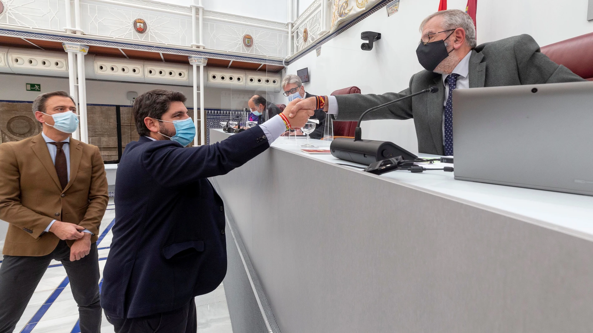 El presidente de la Región de Murcia Fernando López Miras (2d) saluda al presidente de la Asamblea Regional de Murcia Alberto Castillo (d), momentos antes del inicio del pleno de la Asamblea Regional