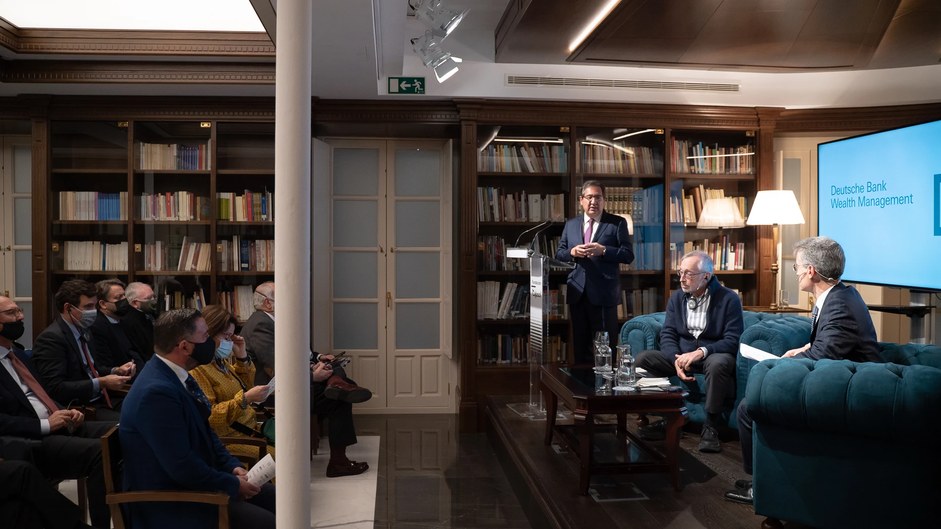 El Club de Directivos Andalucía, promovido por el Instituto de Estudios Cajasol, celebró una edición especial de sus encuentros-coloquios, esta vez en la sede de la Fundación Cajasol, con la presencia de Paul Robert Milgrom