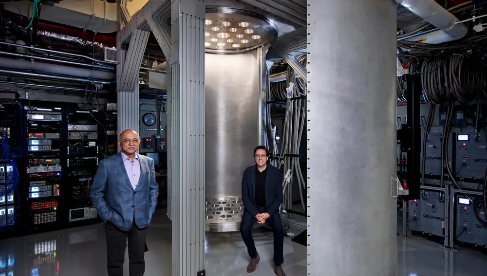 Arvind Krishna, CEO de IBM, de pie junto a la cámara refrigeradora del IBM System One.