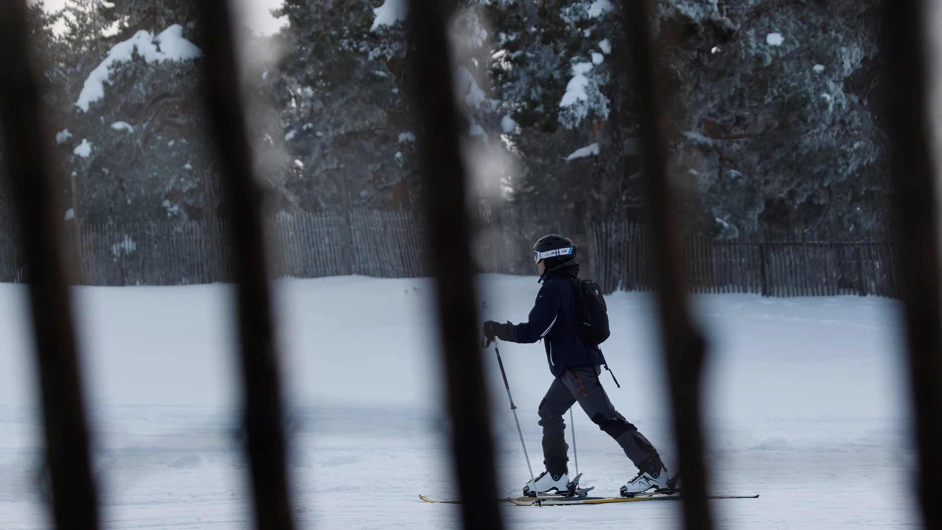 Un hombre hace travesía en la estación de esquí de Navacerrad, a la espera de que se abran las pistas