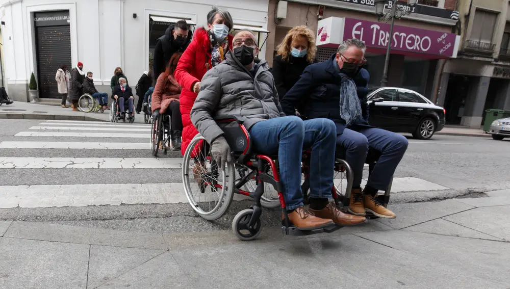 El alcalde de Ponferrada, Olegario Ramón (I), participa en el paseo en silla de ruedas con el que la asociación de personas con discapacidad física del Bierzo (Ambi) conmemora el Día Internacional de las Personas con Discapacidad