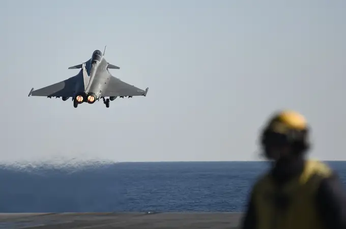 Emiratos Árabes compra a Francia 80 aviones de combate Rafale, “el mayor contrato armamentístico de la historia”