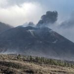 El volcán de La Palma, cesó su actividad explosiva este viernes por la tarde, lo que permite verlo con más claridad