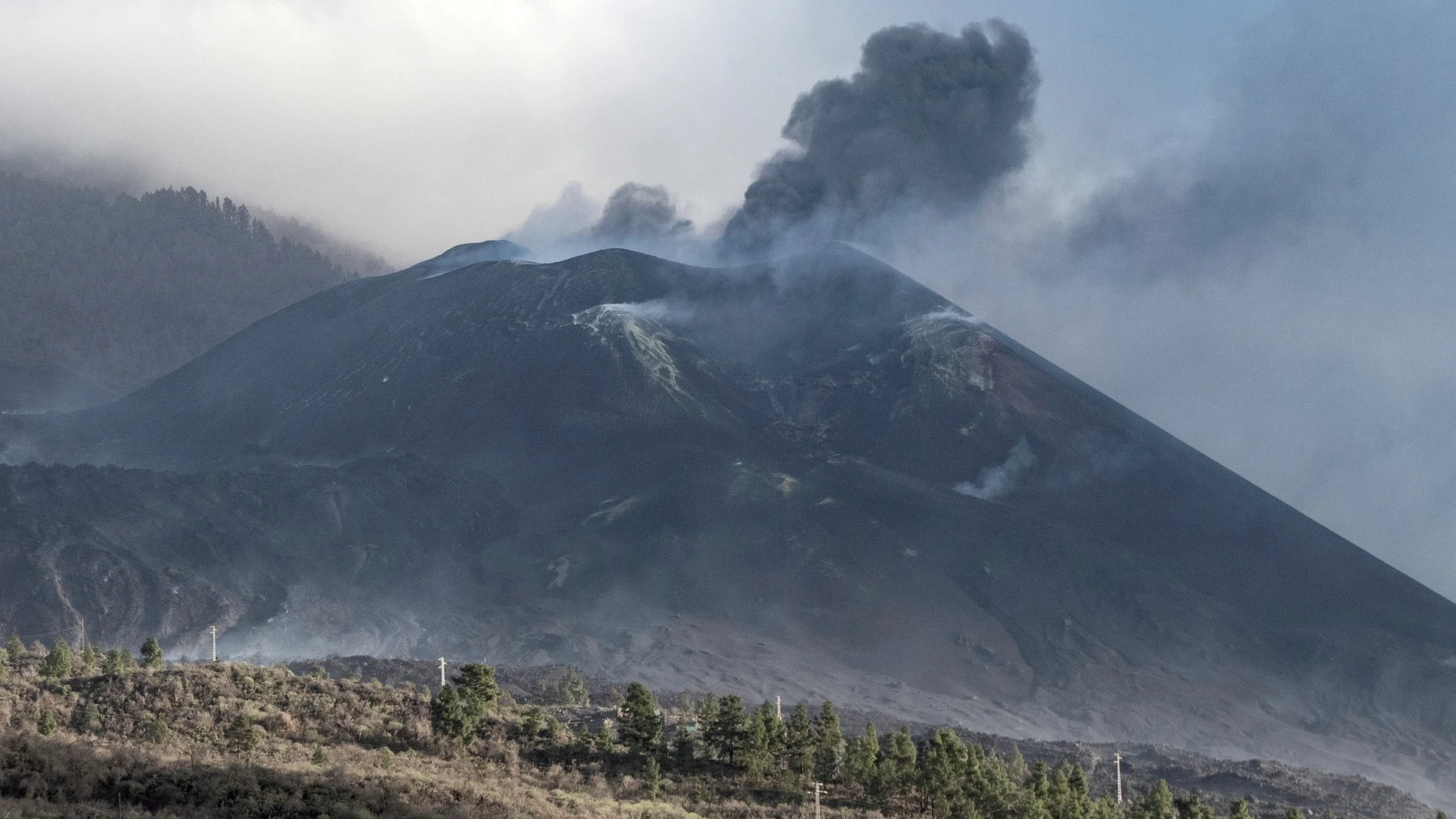 El volcán de La Palma, cesó su actividad explosiva este viernes por la tarde, lo que permite verlo con más claridad