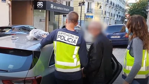 Agentes de la Policía Nacional han detenido a un hombre de 62 años por presuntamente matar a su mujer en diciembre del pasado año en Mislata (Valencia) y, posteriormente, provocar un incendio en la vivienda para ocultar los hechos.03/12/2021