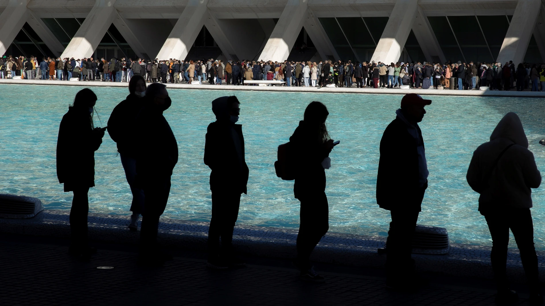 Miles de personas esperan frente al punto de vacunación móvil instalado junto a la feria del corredor, en la Ciudad de las Artes y las Ciencias de València, que ha registrado largas colas durante toda la mañana y previsiblemente se mantendrán esta tarde