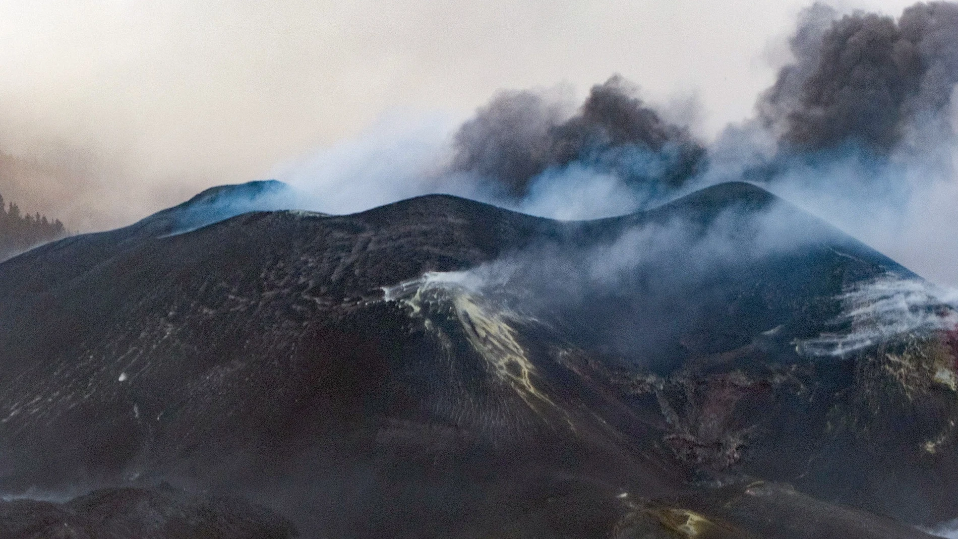 El volcán de Cumbre Vieja, en La Palma, cesó su actividad explosiva este viernes por la tarde, lo que permite verlo con más claridad