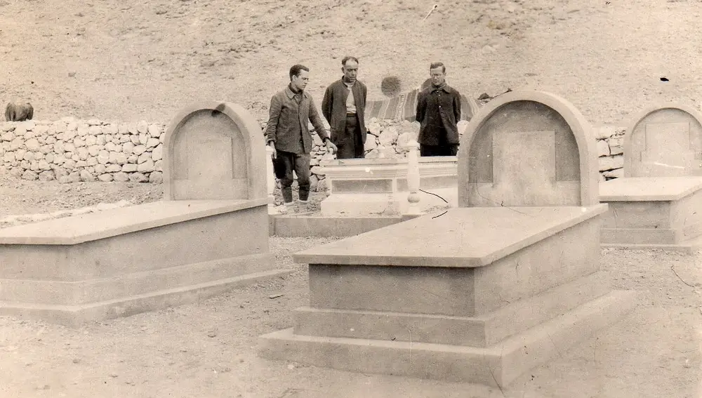 Exiliados republicanos junto a las tumbas de compañeros en el cementerio de Bouarfa, donde miles de republicanos españoles fueron recluidos por la Francia de Vichy en campos de concentración en Marruecos y Argelia para construir el ferrocarril Transahariano.